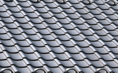 劣化した屋根材を撤去して新しく屋根を葺き替える