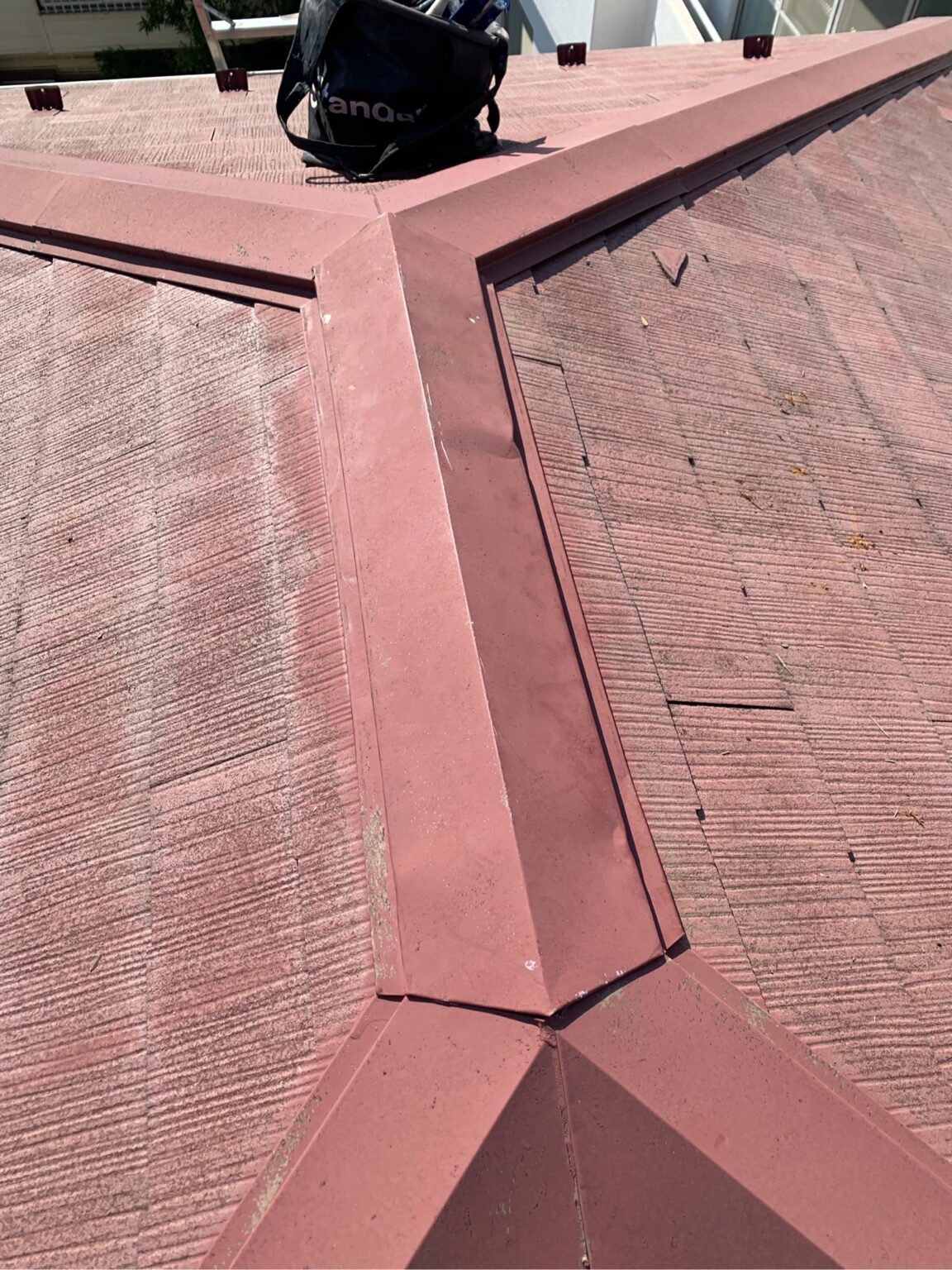 屋根棟板金再度取付け