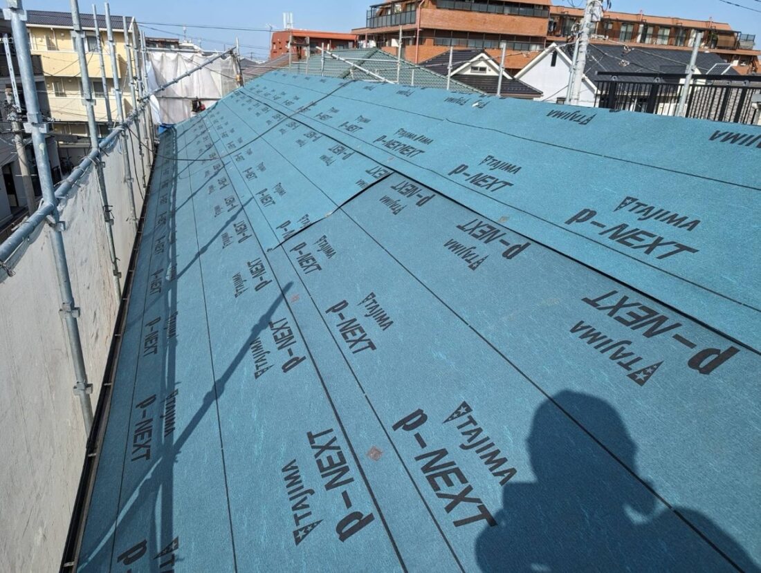 屋根の防水紙が寿命を迎えるとどうなる？劣化の見分け方